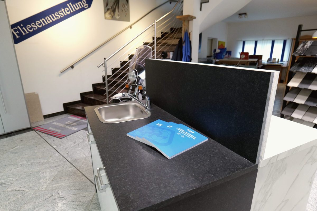 Beratungsplatz mit Natursteinmustern