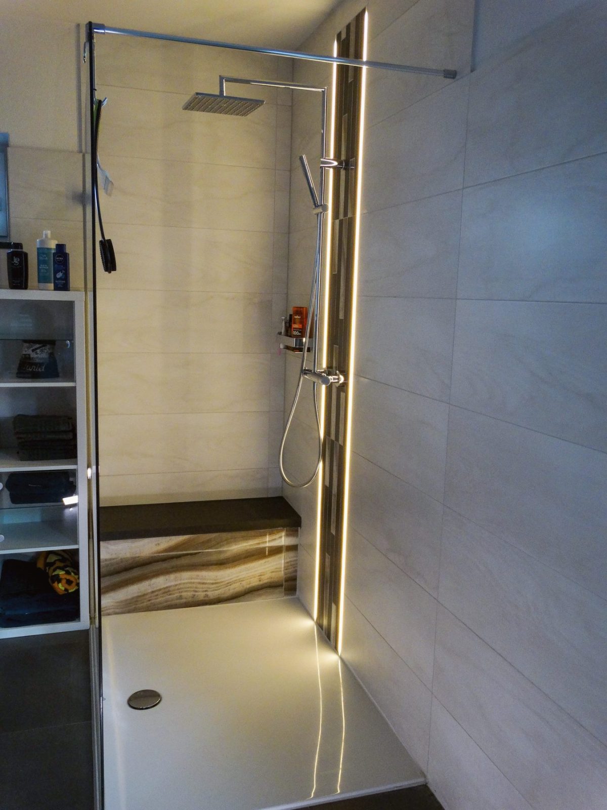 Dusche mit beleuchteter Sitzbank