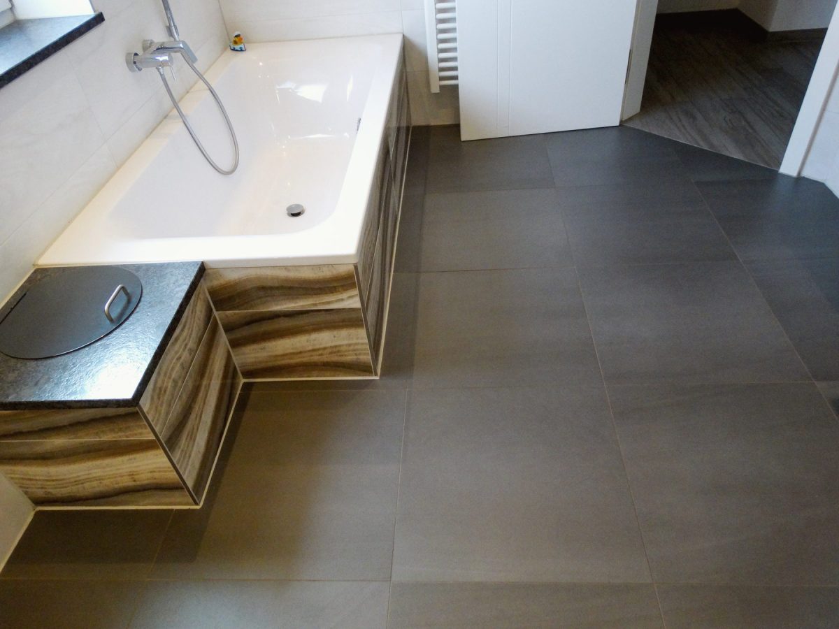 Badewanne mit Verkleidung