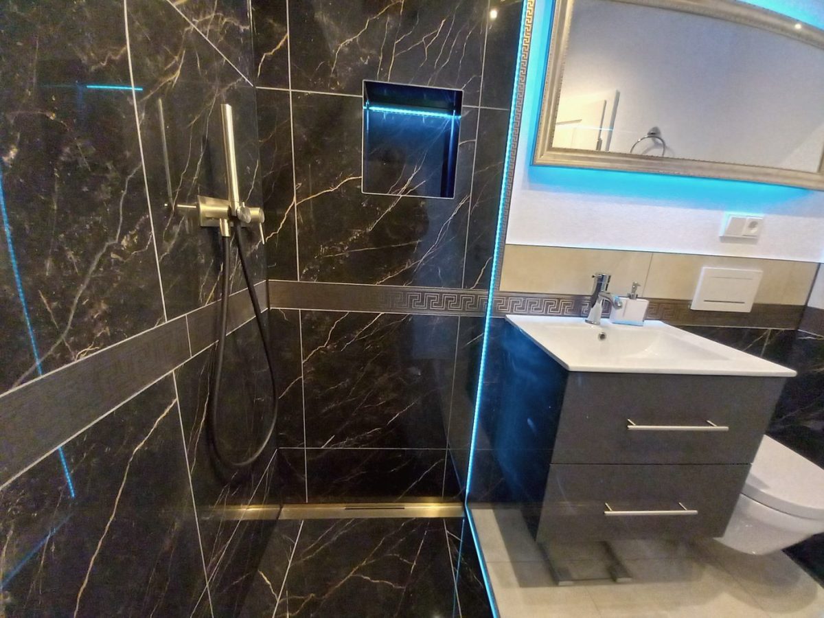Dusche mit beleuchteter Nische und Waschtisch