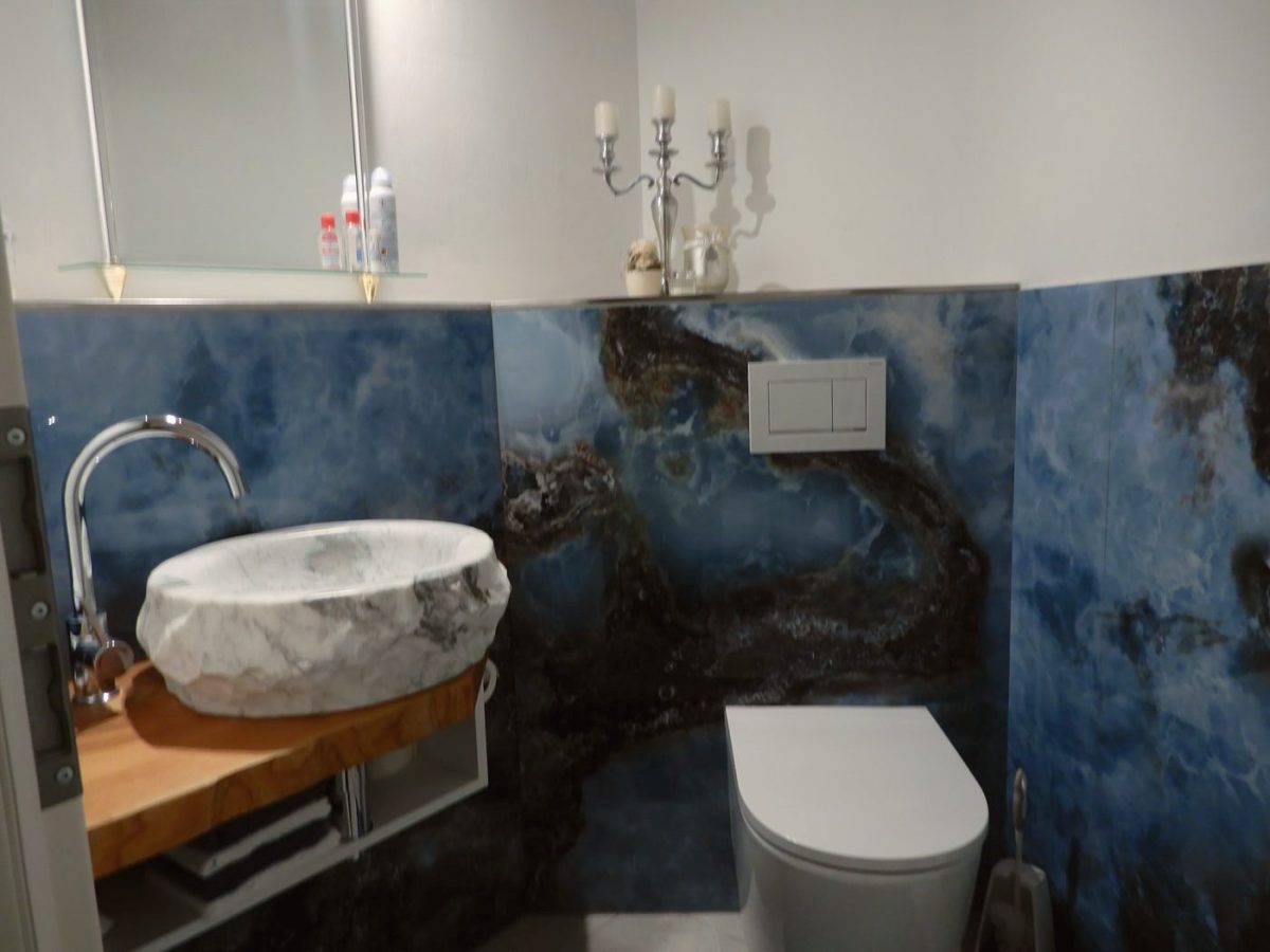 Gäste-WC in Blau mit Natursteinbecken