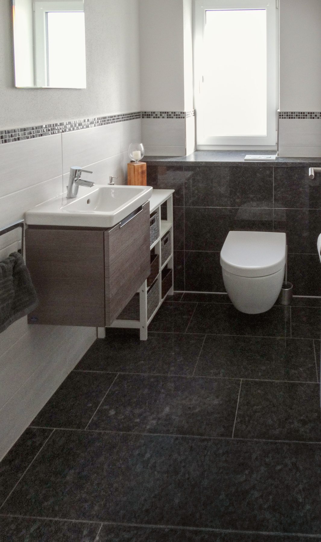 Gäste-WC in dunklem Granit