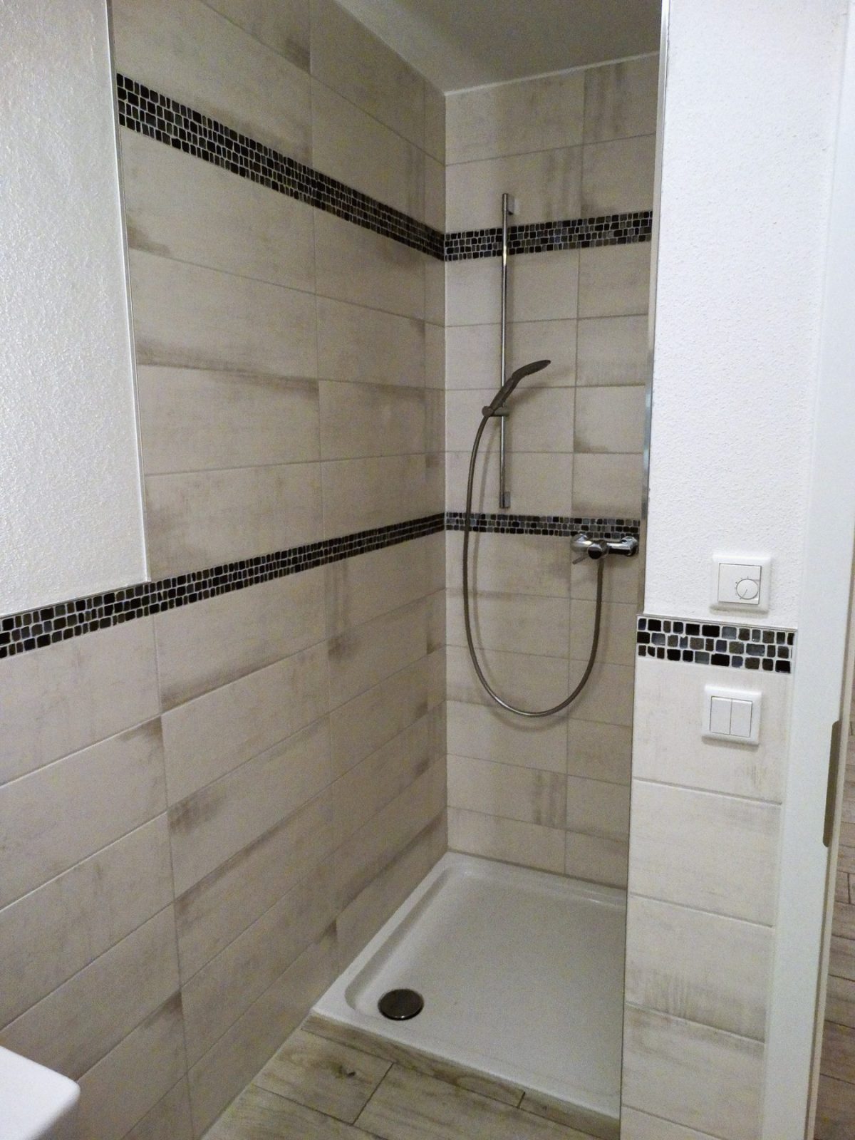 Dusche mit Mosaikband
