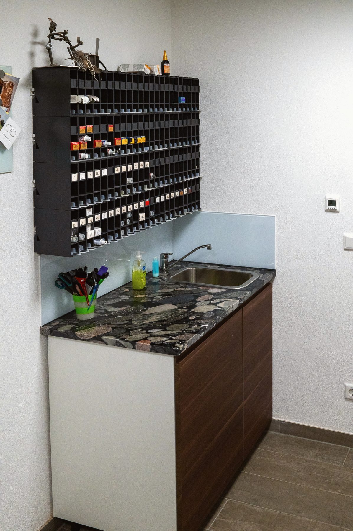 Waschplatz mit Kiesel-Arbeitsplatte