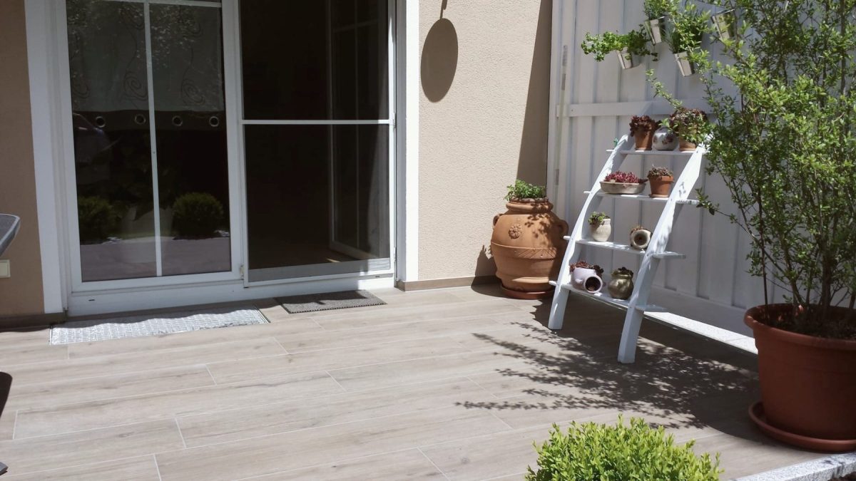 Terrasse mit Übergang zum Wohnraum