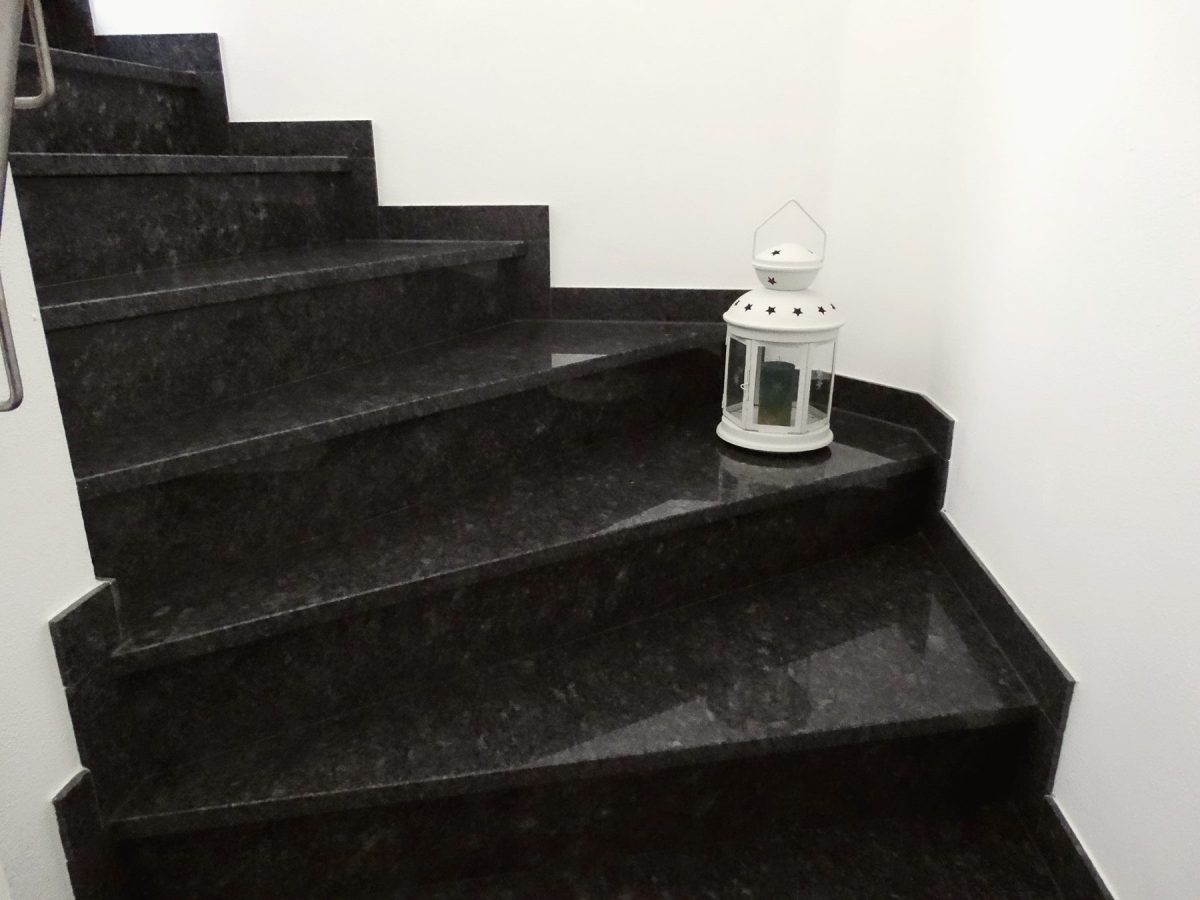Innentreppe aus dunklem Granit