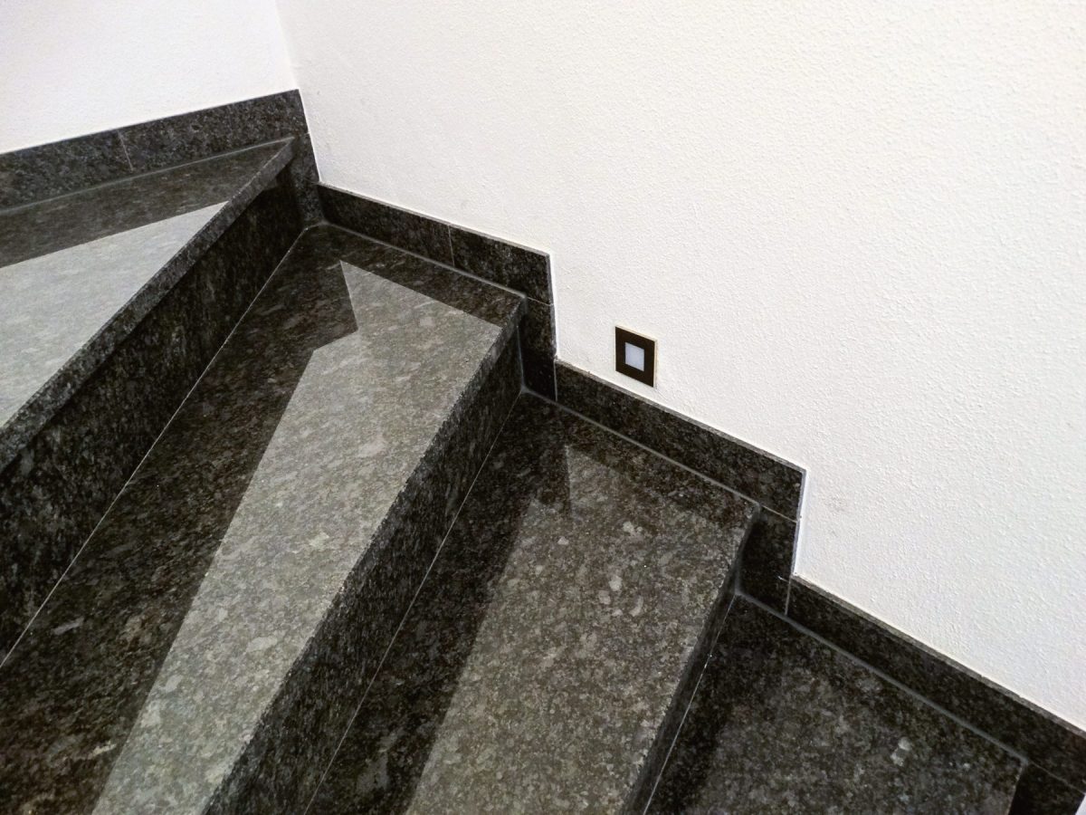 Stufen und Sockel